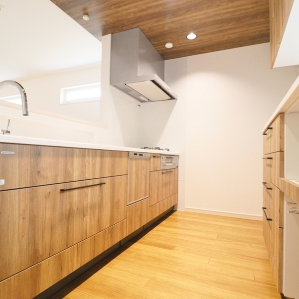 スケルトン階段×吹抜けで明るいリビング