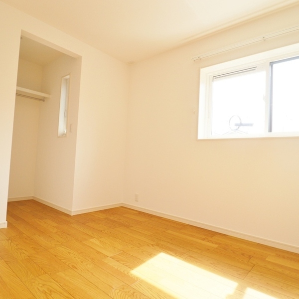 スケルトン階段×吹抜けで明るいリビング