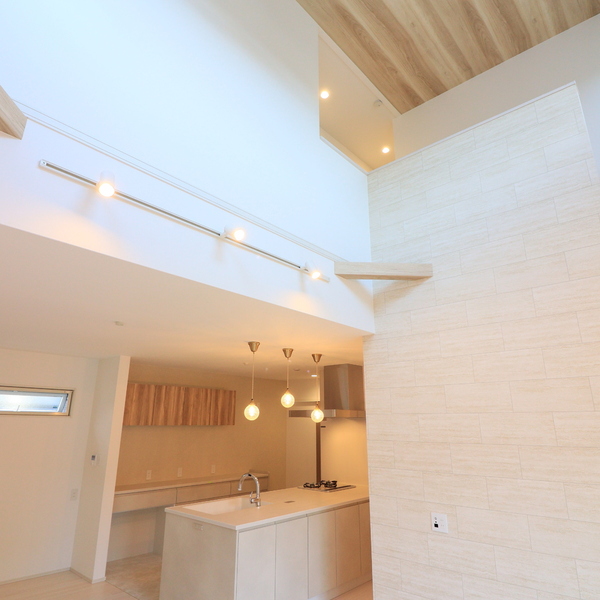 ベージュとホワイトが織りなす、やさしい灯りの住まい