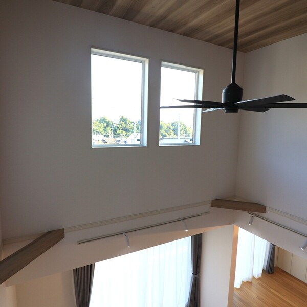 折下げ天井と間接照明が魅せる、くつろぎのLDK