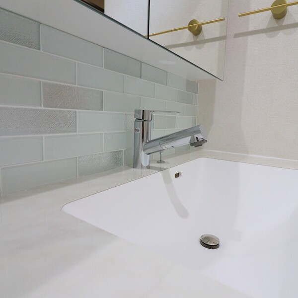 ベージュとホワイトが織りなす、やさしい灯りの住まい