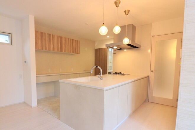 ベージュとホワイトが織りなす、やさしい灯りの住まい