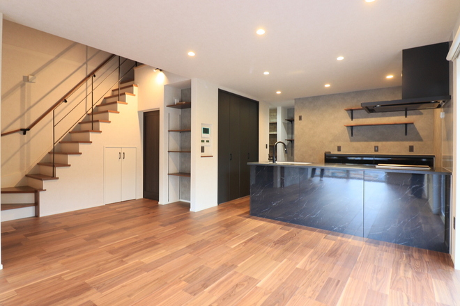 収納計画にこだわったダークモダンな住まい