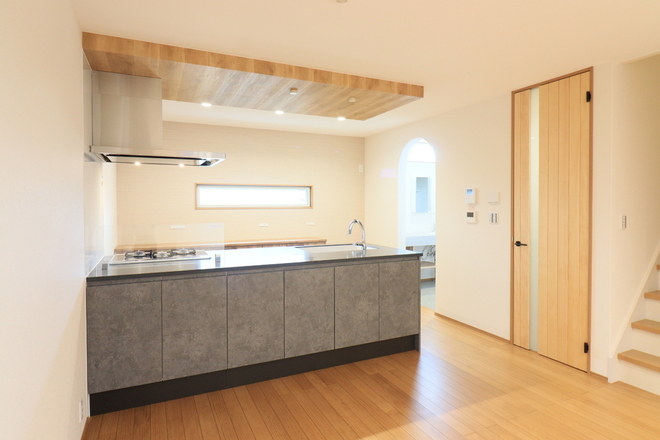 折下げ天井とアーチ開口が魅せる、やさしい住まい