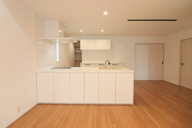 無垢床のぬくもりと白の上品さが調和する家